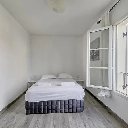 Square Apartment *