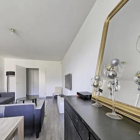 Square Apartment *